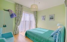 グリーン系で統一された寝室